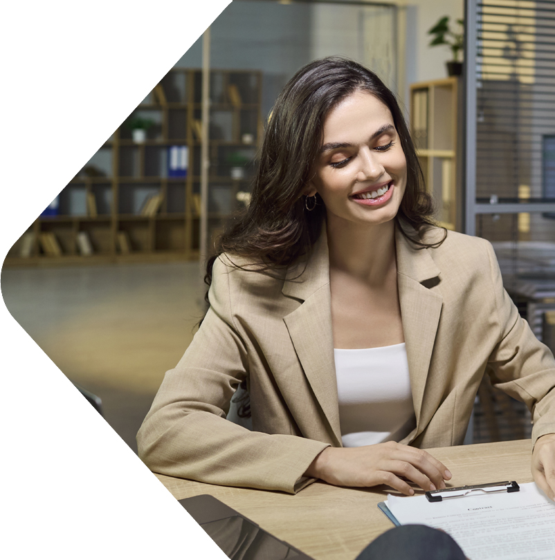 Image showing a manager explaining the most suitable insurance